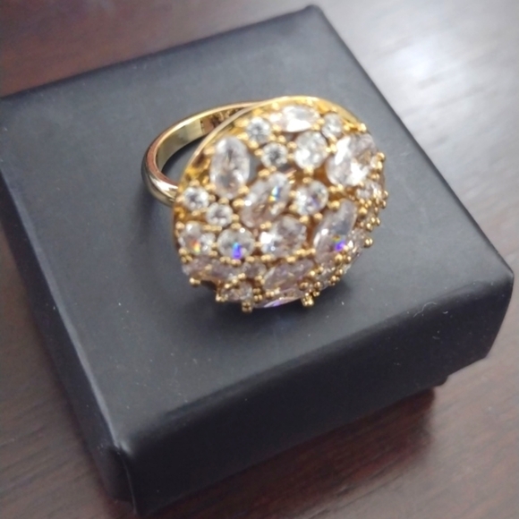 Avon Ring Iconic Statement NIB Goldtone Crystal rare - Picture 1 of 8